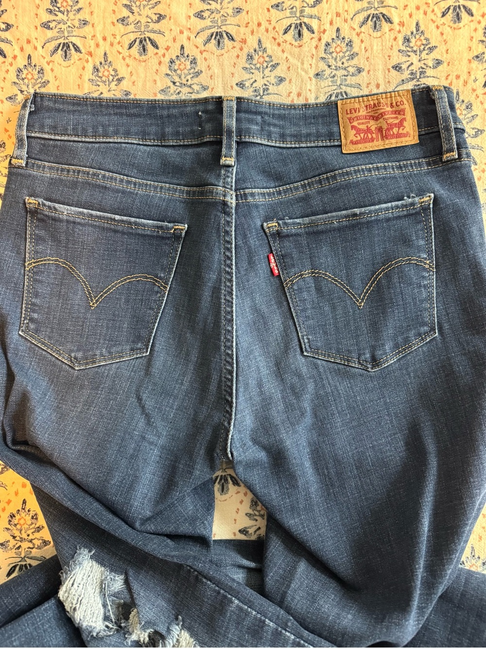 Levi's 711 Skinny Women’s Jeans Size 28 Distressed Dark Wash